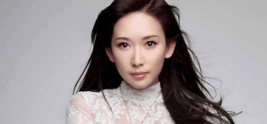 林志玲在近照当中小腹粗了一圈,她是怀孕了吗?